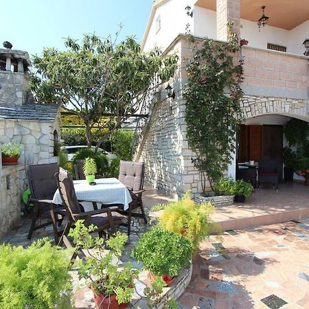 Guest House Rexa Ровин Екстериор снимка