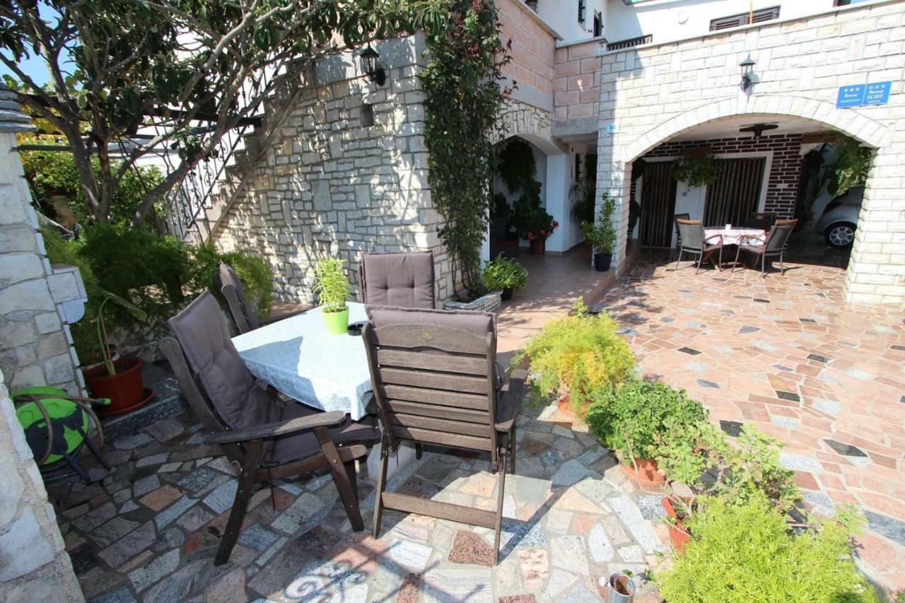 Guest House Rexa Ровин Екстериор снимка