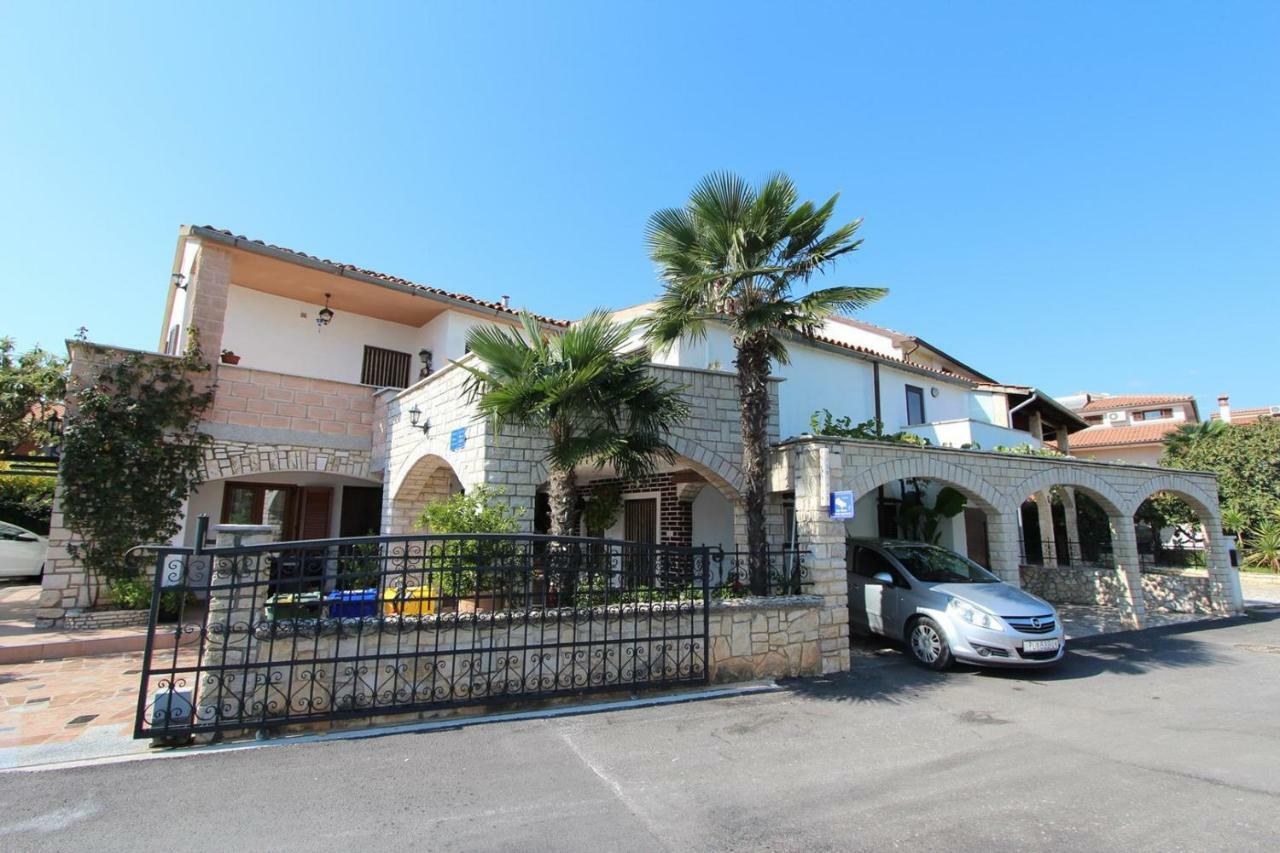 Guest House Rexa Ровин Екстериор снимка