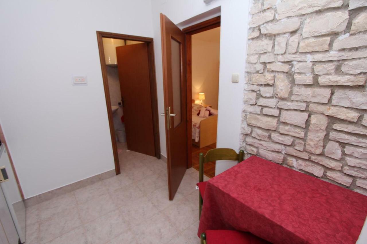 Guest House Rexa Ровин Екстериор снимка