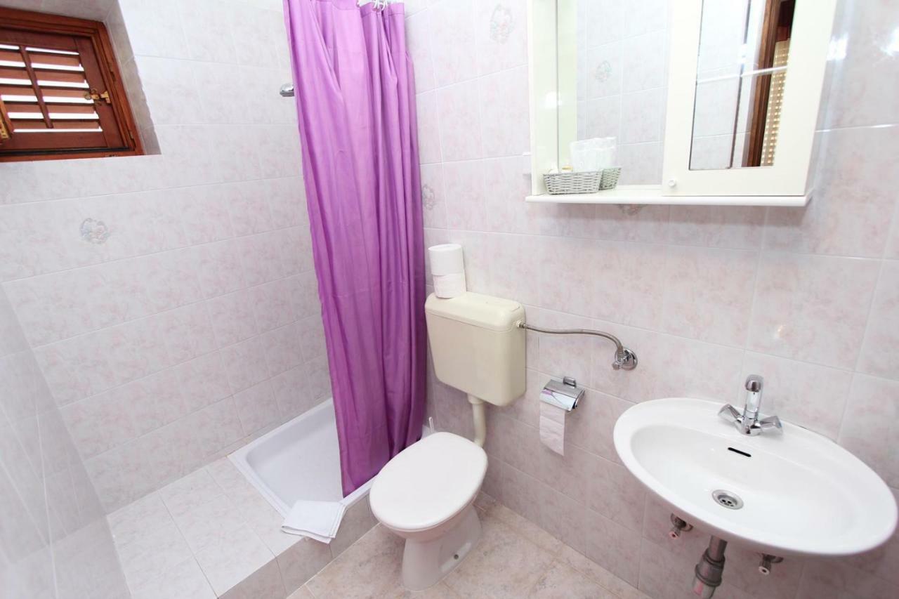 Guest House Rexa Ровин Екстериор снимка