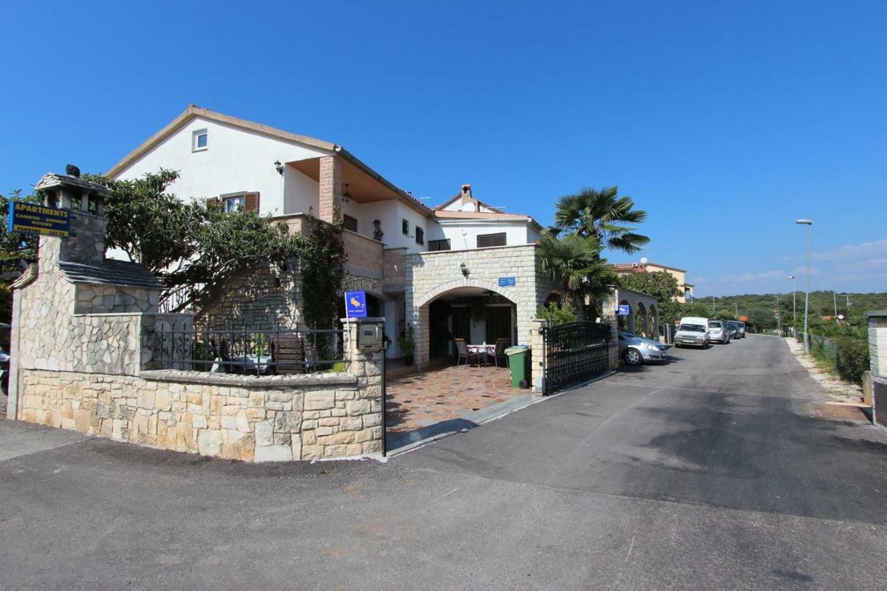 Guest House Rexa Ровин Екстериор снимка