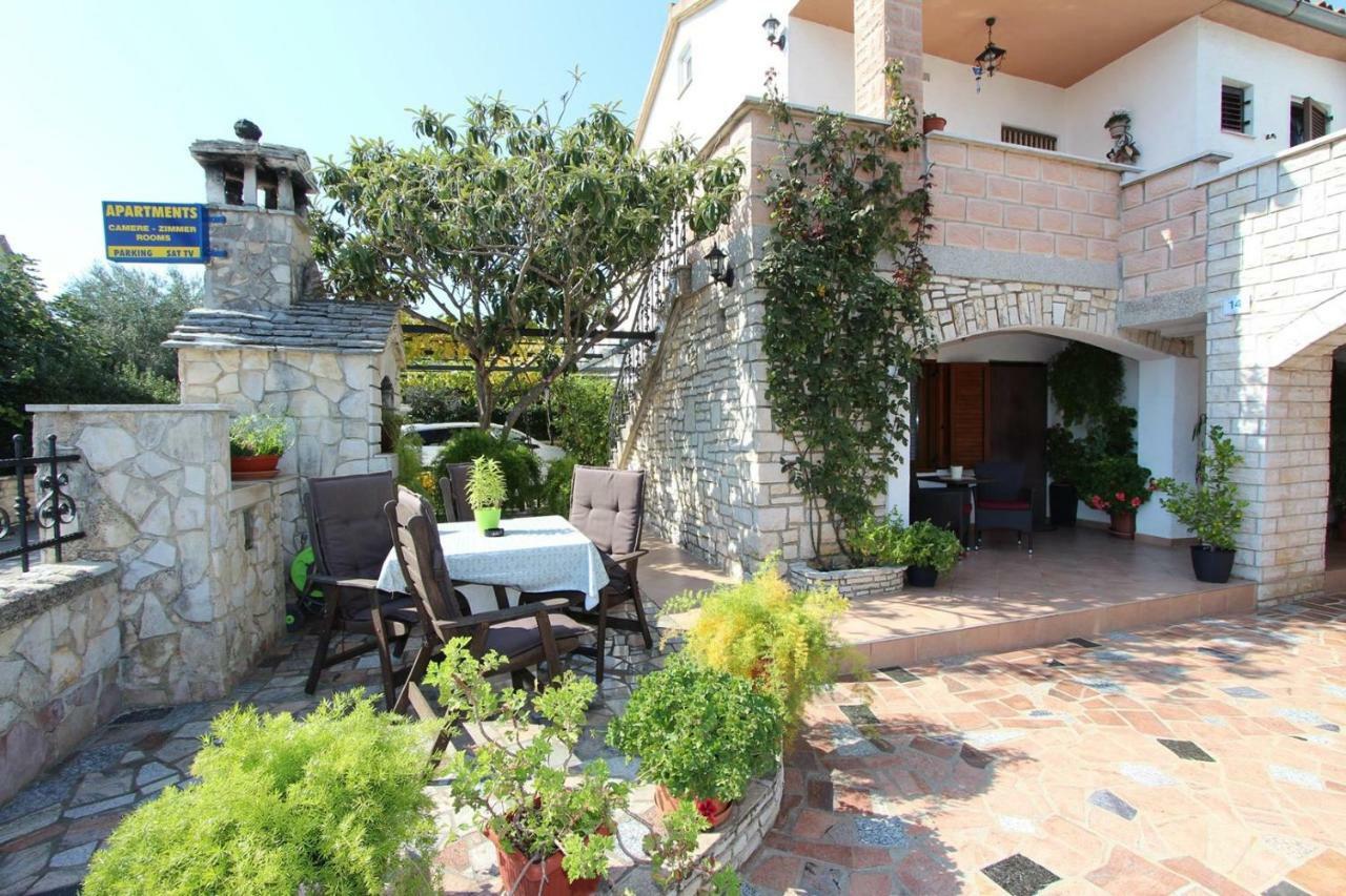 Guest House Rexa Ровин Екстериор снимка