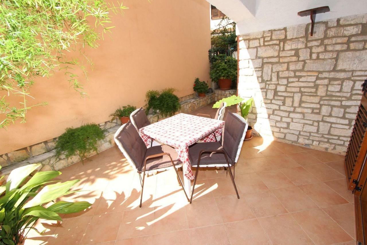 Guest House Rexa Ровин Екстериор снимка