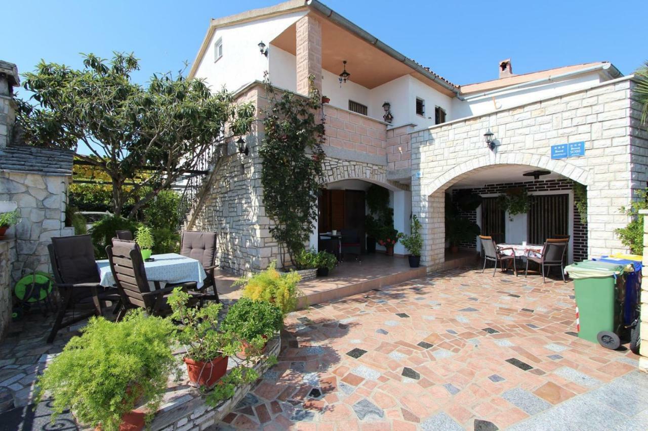 Guest House Rexa Ровин Екстериор снимка