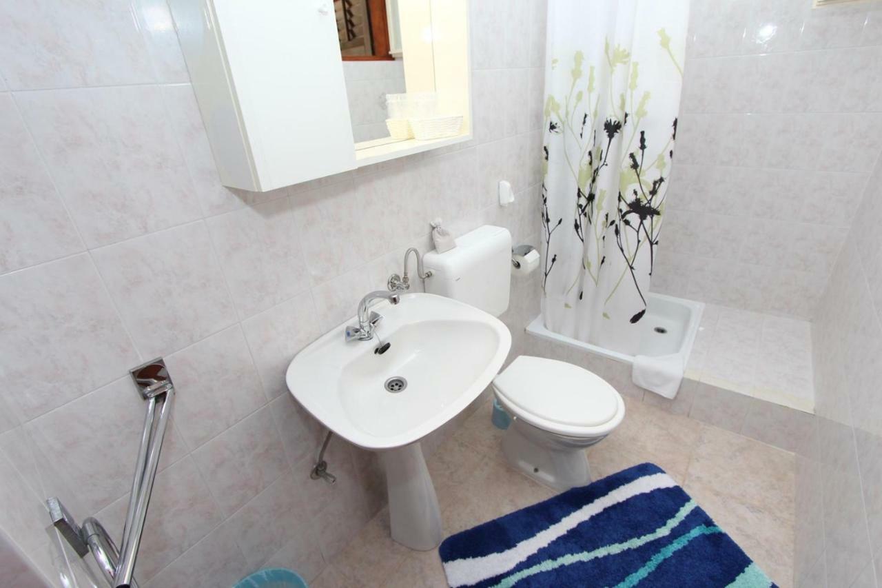 Guest House Rexa Ровин Екстериор снимка