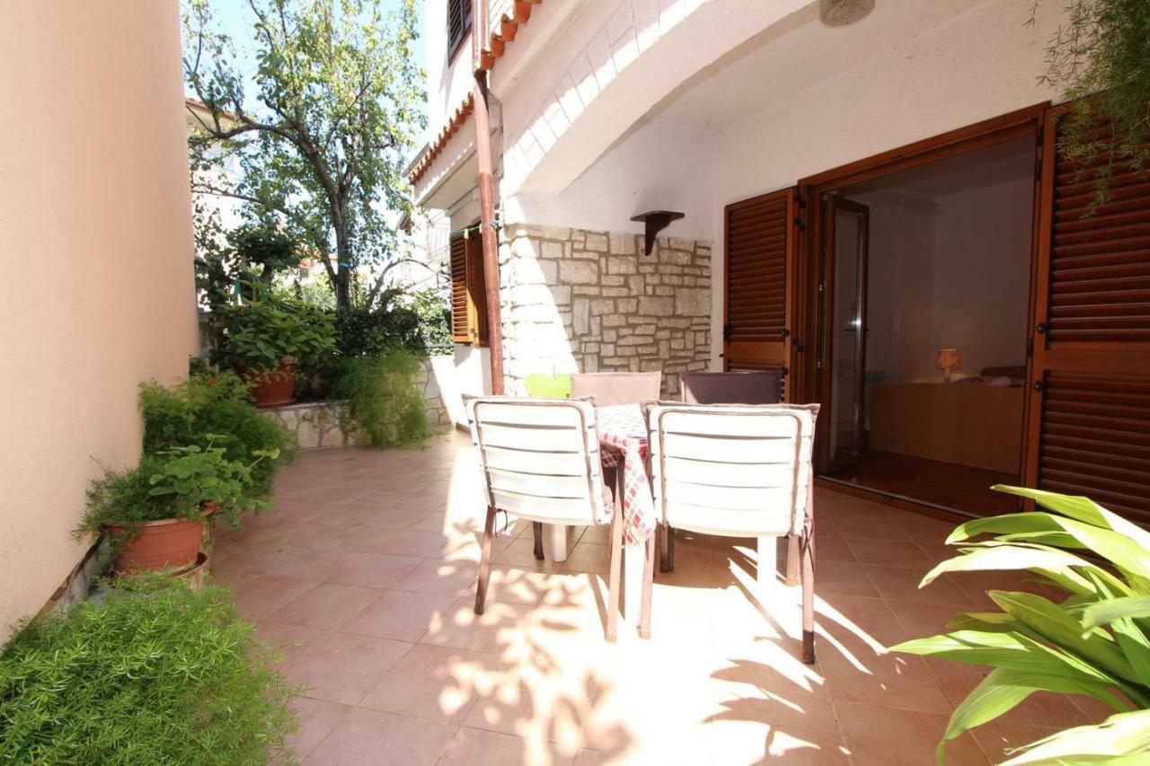 Guest House Rexa Ровин Екстериор снимка