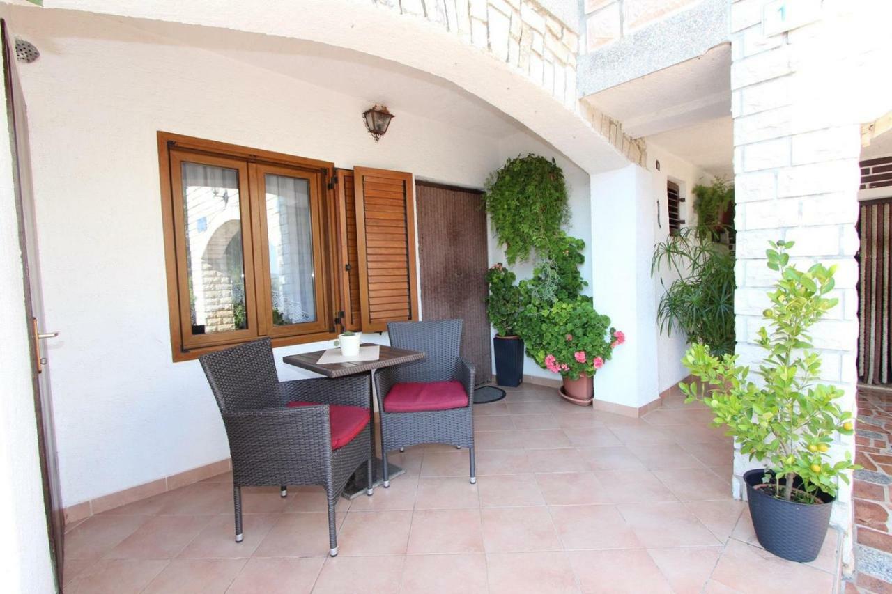 Guest House Rexa Ровин Екстериор снимка